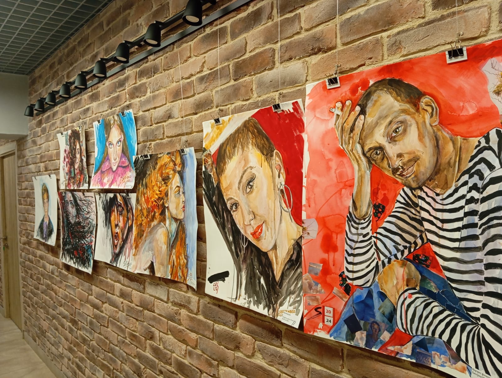 Посещение выставки художницы Алисы Сальниковой под названием «Суета». Посещение выставки художницы Алисы Сальниковой под названием «Суета».