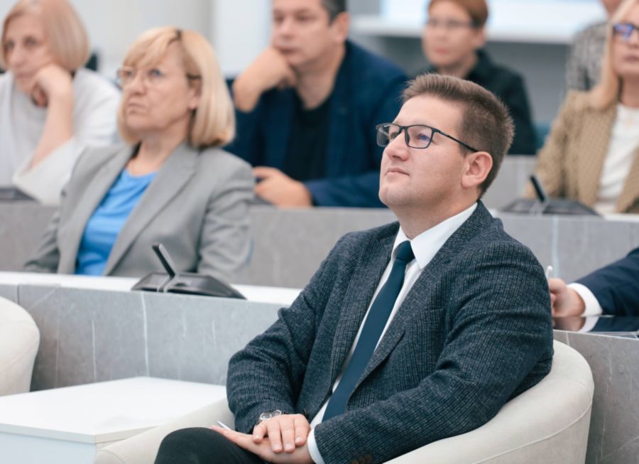 Ректорат и руководители научных и образовательных подразделений обсудили внедрение новой модели высшего образования Ректорат и руководители научных и образовательных подразделений обсудили внедрение новой модели высшего образования