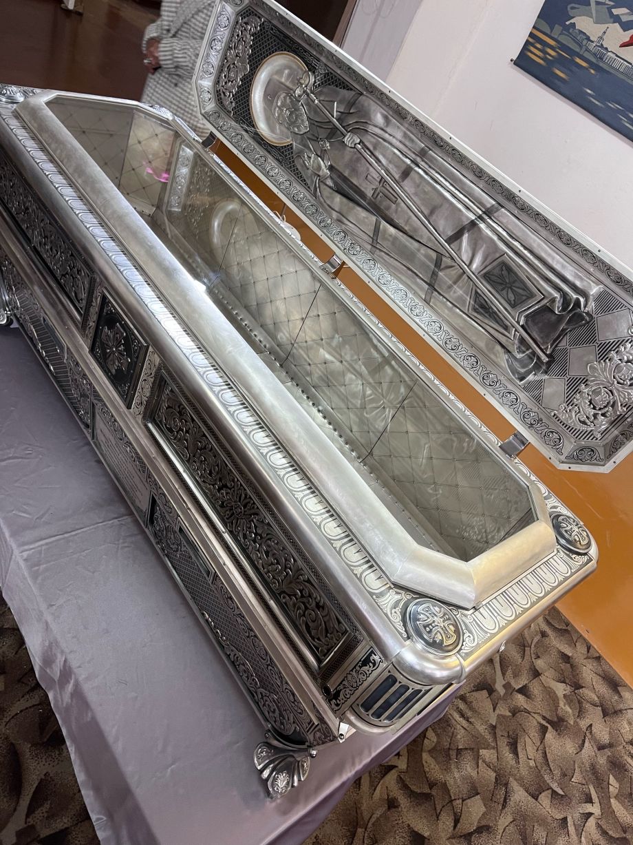 Посещение мастерских МДПИ «Лик» и знакомство с работой Златоустовских мастеров - Раку для Мощей Святителя Иоанна Митрополита Тобольского. Посещение мастерских МДПИ «Лик» и знакомство с работой Златоустовских мастеров - Раку для Мощей Святителя Иоанна Митрополита Тобольского.